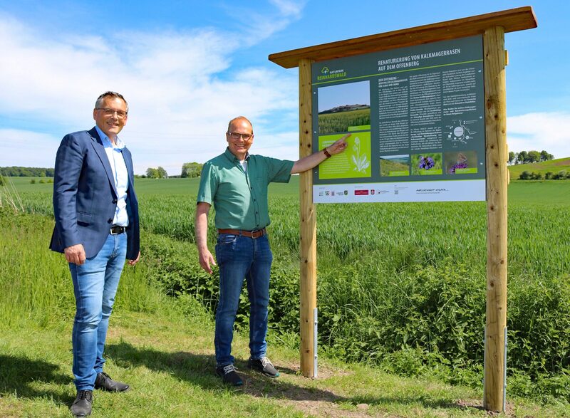 Ein kleines Schild für ein großes Projekt: Vizelandrat Andreas Siebert (links) und Jürgen Düster, Fachdienstleiter Landschaftspflege beim Landkreis Kassel.
