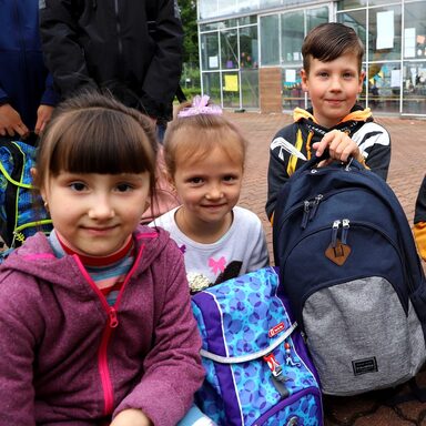 Eva (5), Katharina (5) sowie die Zwillinge German und Eldar (9) aus der Ukraine freuten sich über die Schulstarter-Rucksäcke, die ihnen von den Kindern der Re-genbogenschule überreicht wurden.