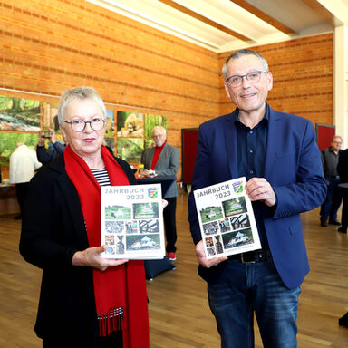 Landrat Andreas Siebert und Anne Riedel, Leiterin des Redaktionsteams, stellten das Jahrbuch 2023 vor.