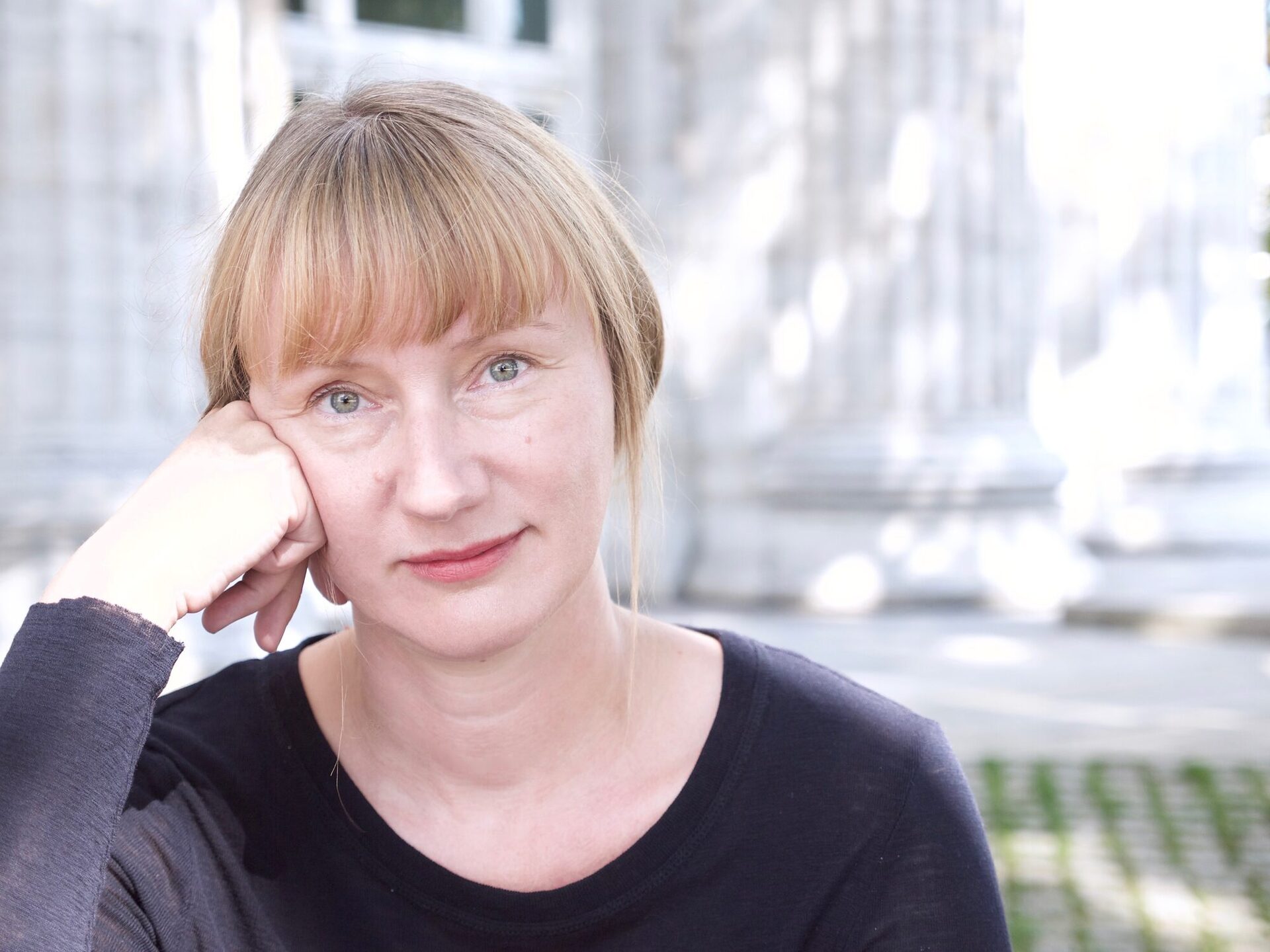 Die mehrfach preisgekrönte Autorin Kristine Bilkau kommt auf Einladung des Land-kreises Kassel zu einer Lesung nach Helsa.