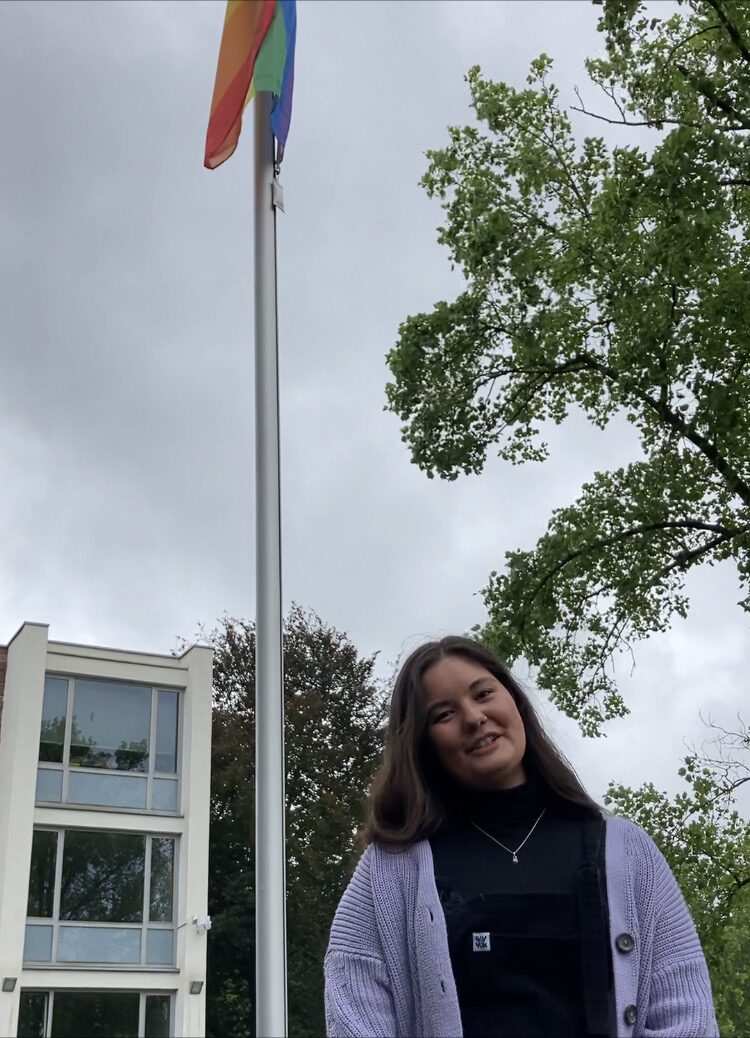 Jugendbildungsreferentin Leah Zimmermann hat die Regenbogen-Flagge aufgehängt – jetzt kann die Pride-Week starten.