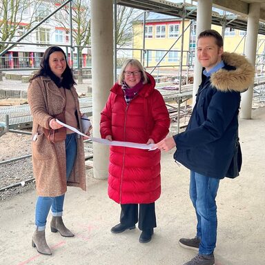 Vizelandrätin Silke Engler (Mitte) lässt sich von Architekt Sebastian Schalk (BSH) und Natascha Jakob, Projektleiterin beim Landkreis Kassel, die Pläne zeigen.